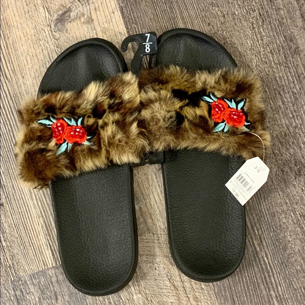 NWT Furry slides size 7/8